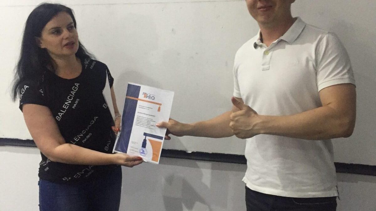 Вручение сертификатов о прохождении курса перевода в нефтегазовой отрасли Анны Беркутовой